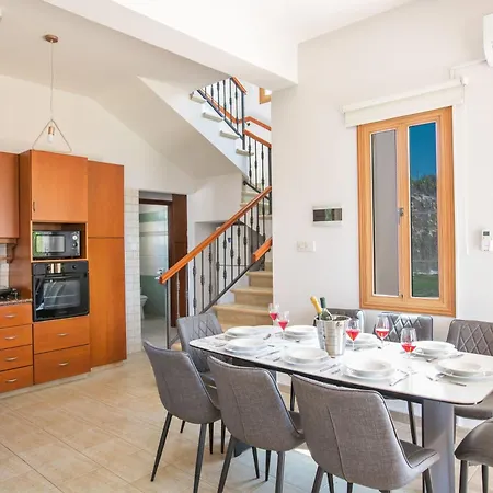 بيت للعطل Geraeumiges Fuer 13 Personen In *