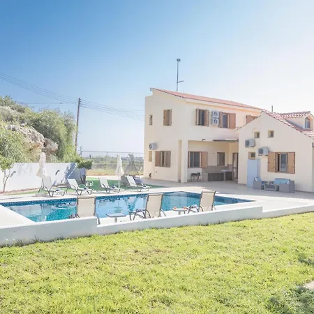 Vakantiehuis Geraeumiges Fuer 13 Personen In Protaras