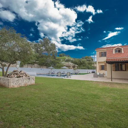 Vakantiehuis Geraeumiges Fuer 13 Personen In Protaras